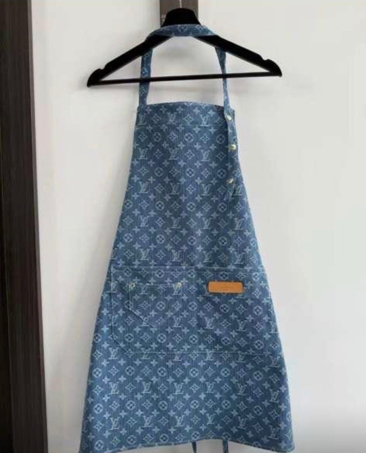 L V stylist/chef apron