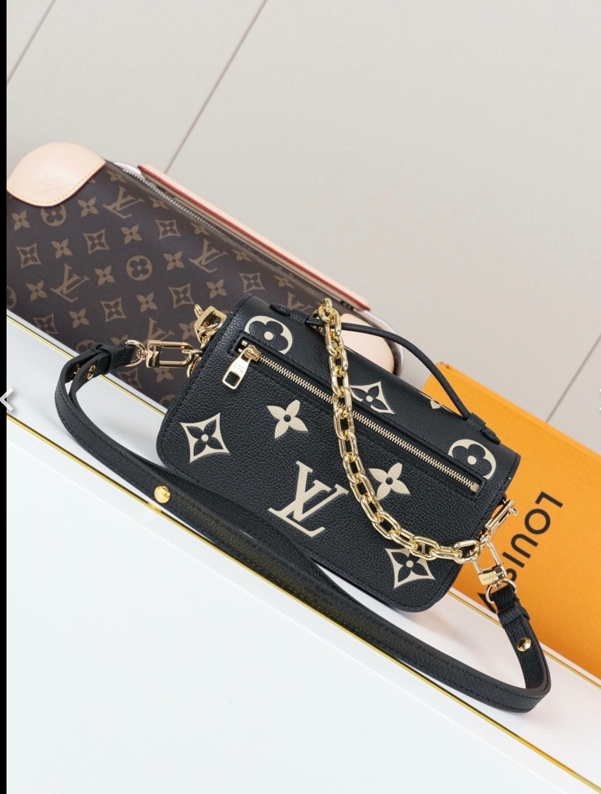 L V blk/white chain bag