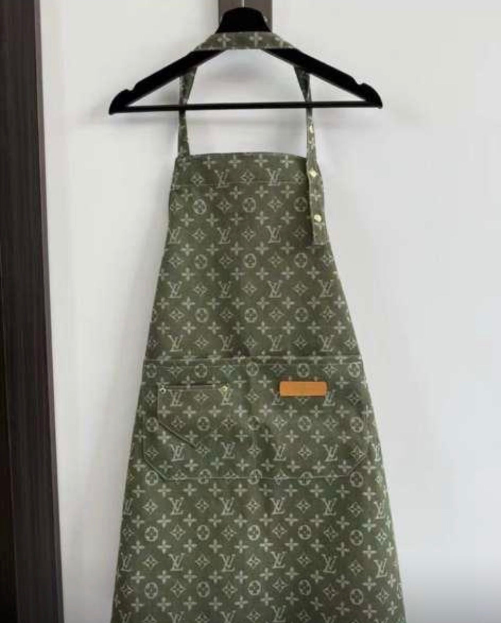 L V stylist/chef apron