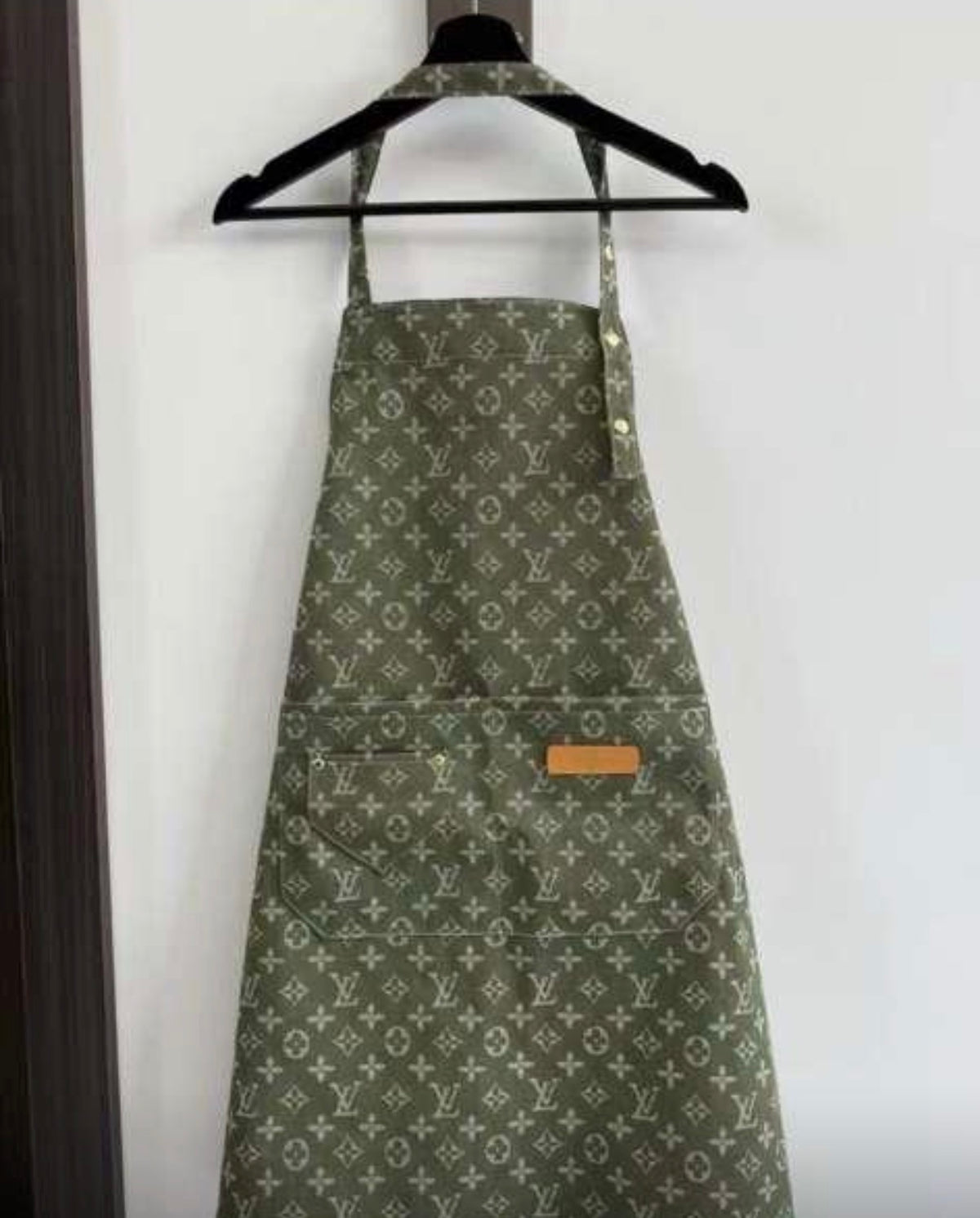 L V stylist/chef apron