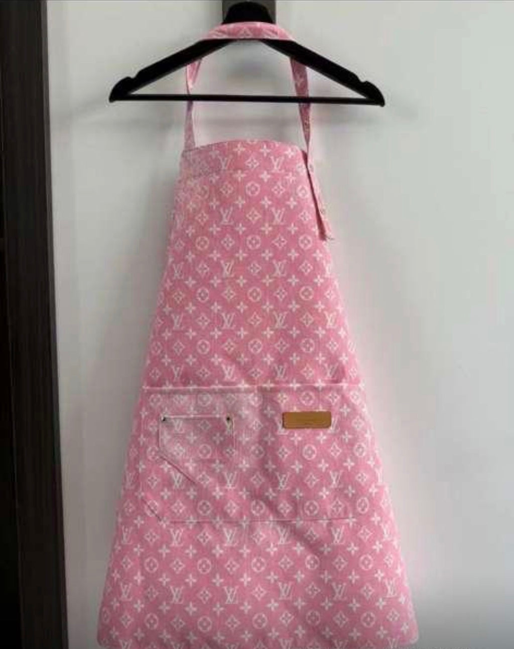 L V stylist/chef apron