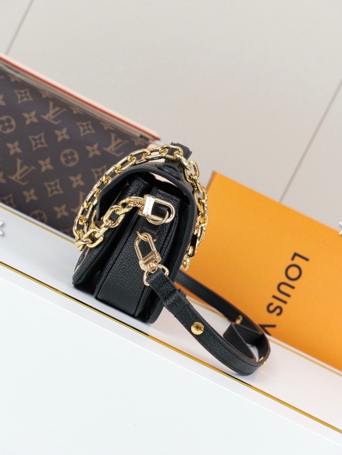 L V blk/white chain bag