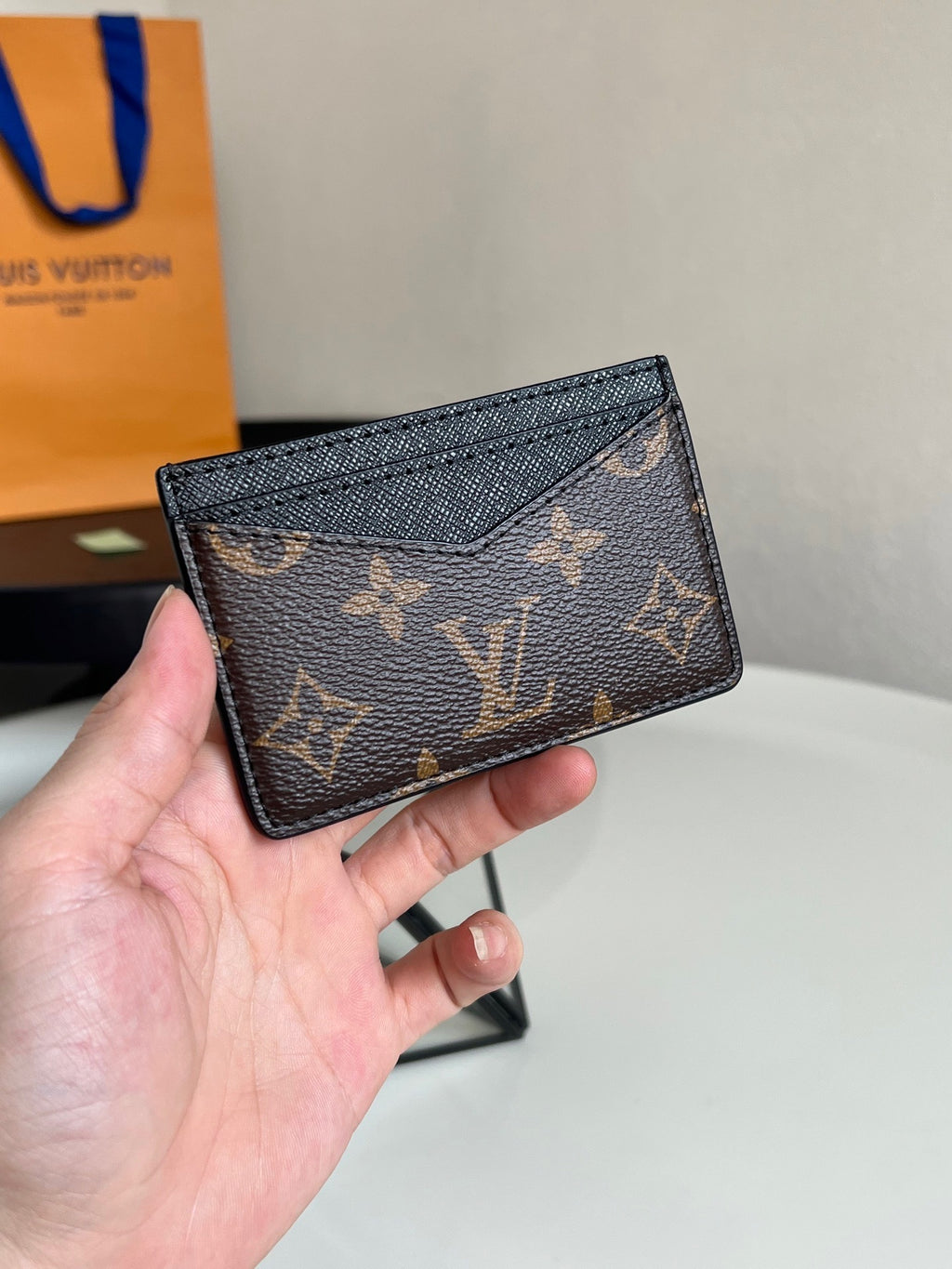 L V NEO CARD HOLDER BLACK
MQ